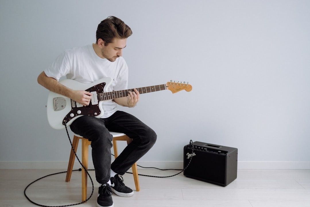 Gitarist speelt elektrische gitaar naast een versterker