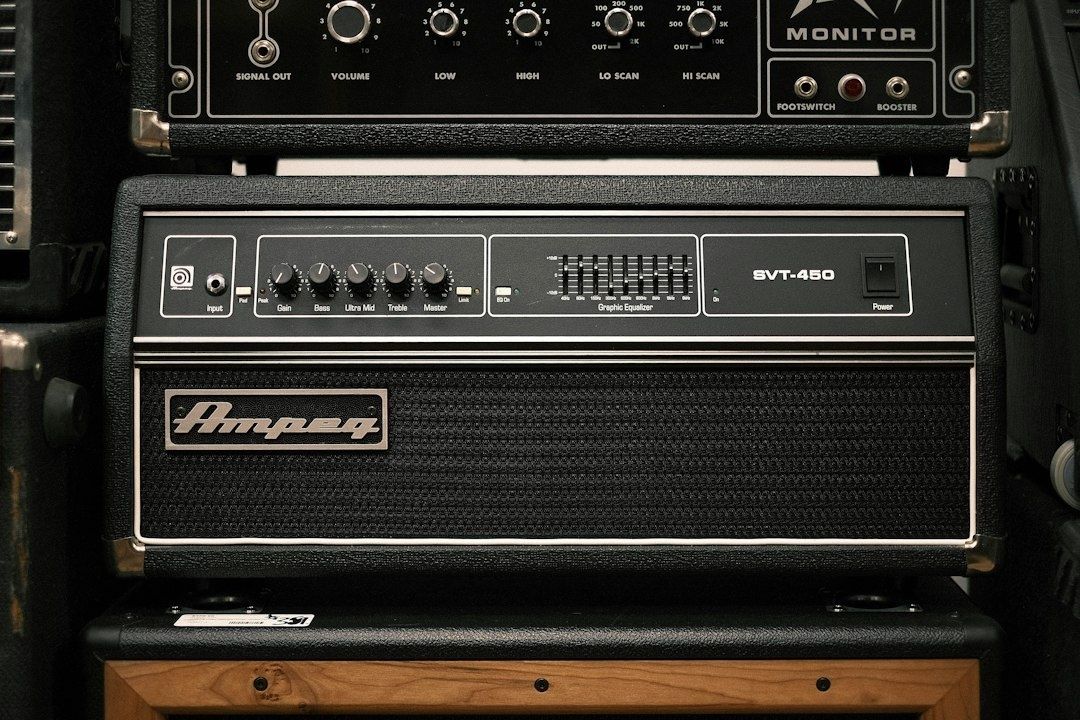 Close-up van een Ampeg SVT-450-basversterker met equalizer en regelaars