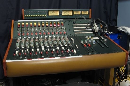 Vintage analoge mengtafel met meters, schuiven en koptelefoon